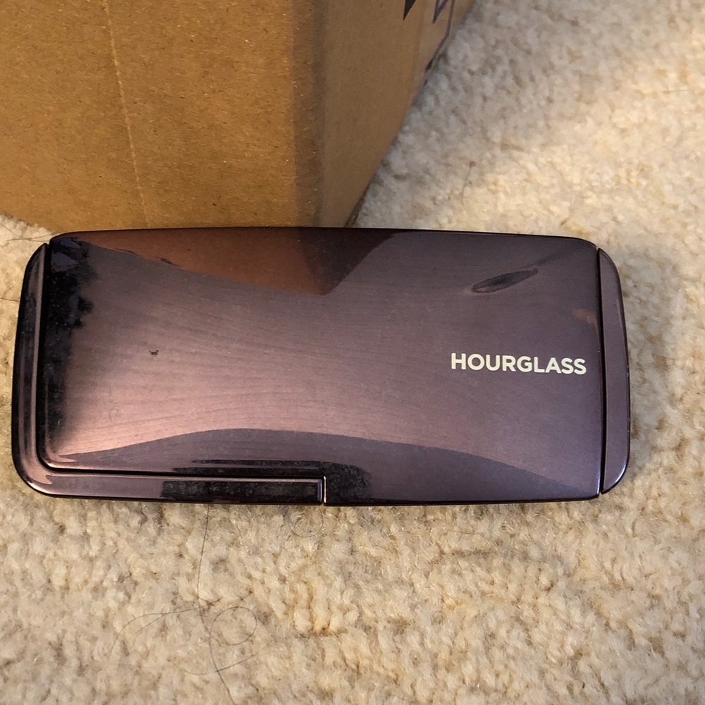 Hourglass Metallic Plum Compact Palette